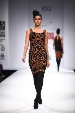 Model walks the ramp for Mynah_s Reynu Tandon at Wills Lifestyle India Fashion Week Autumn Winter 2012 Day 5 on 19th Feb 2012 (25).JPG